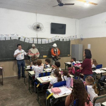 Equipes da Energisa seguem visitando escolas para conscientizar alunos sobre riscos elétricos